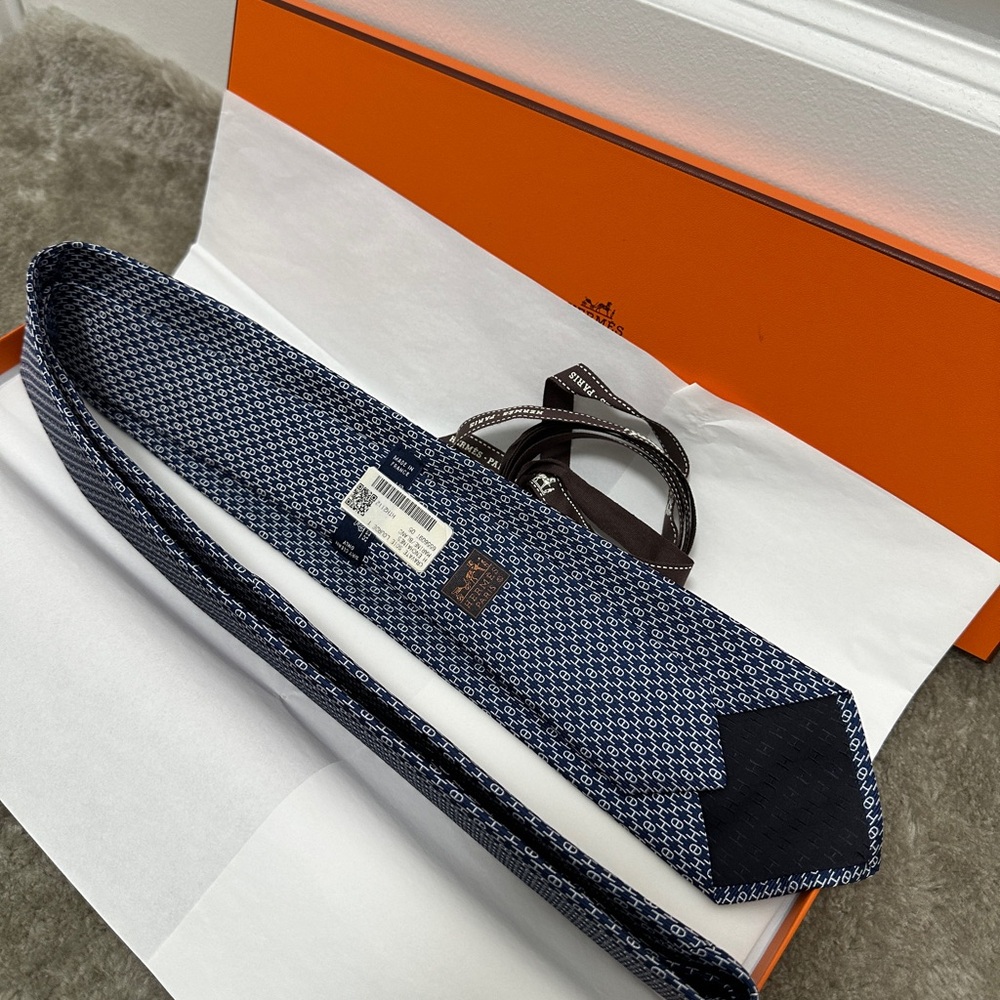 Hermes Men’s Necktie - Picture 5 of 5